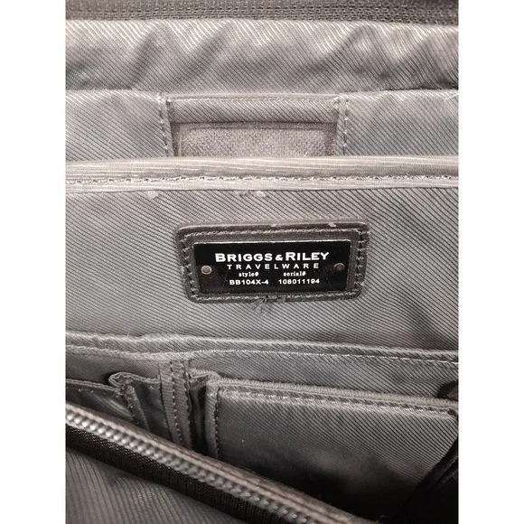 Briggs & Riley Travelware Expandable 17"x 13" Cabin Laptop Bag Black BB104X-4 - Picture 10 of 11